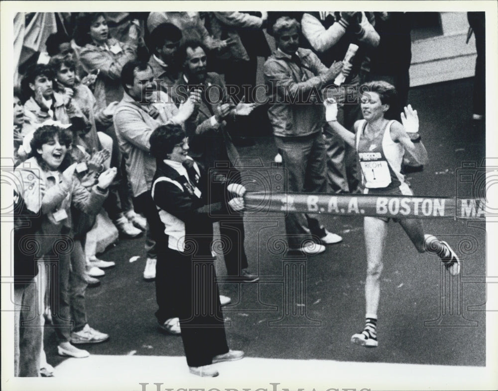 1986 Press Photo of Boston Marathon women&#39;s winner Ingrid Khristiansen at finish - Historic Images