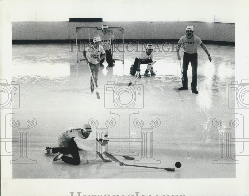 1981 Press Photo of guys playing broomball at Centre Ice - Historic Images