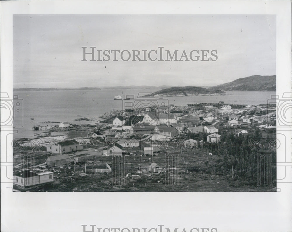 1981 Press Photo Small Village In The Barren Arctic, Small Frame Houses - Historic Images