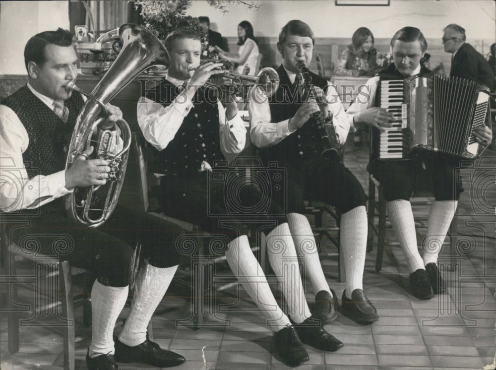 Press Photo Austian Musicians Bad in liederhosen - Historic Images