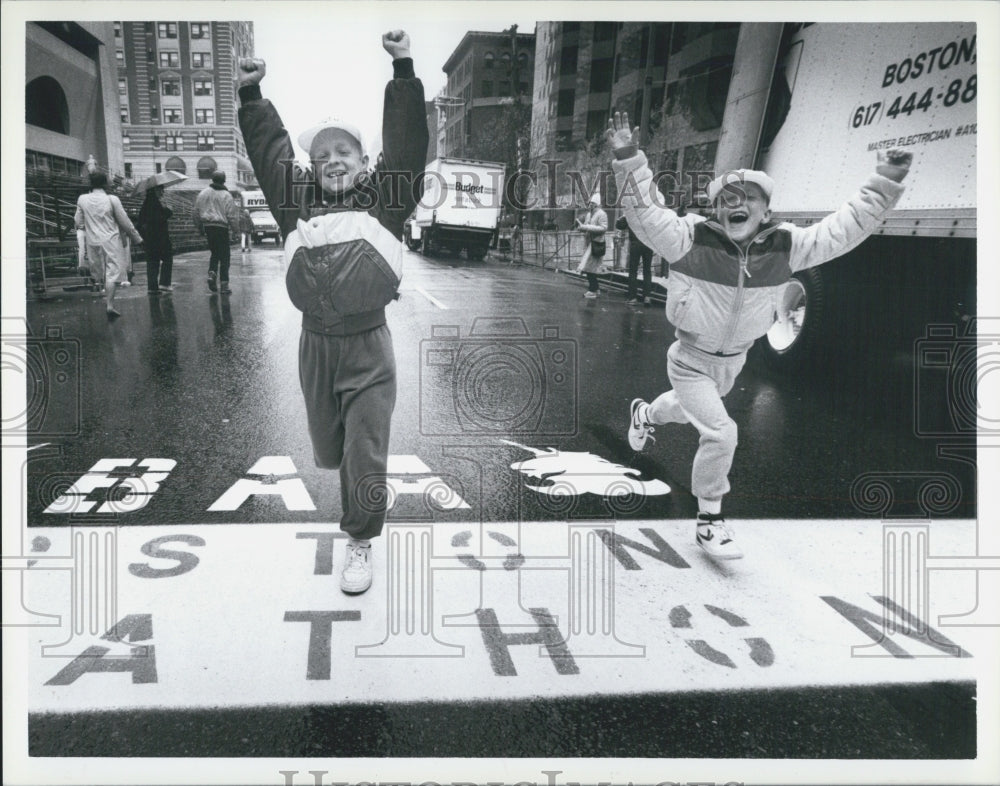 1989 Press Photo of John and Hayden Edwards pretending to finish marathon - Historic Images