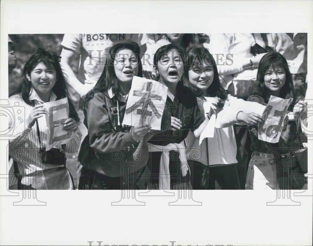 1989 Press Photo of a group cheering for a runner in the Boston Marathon - Historic Images