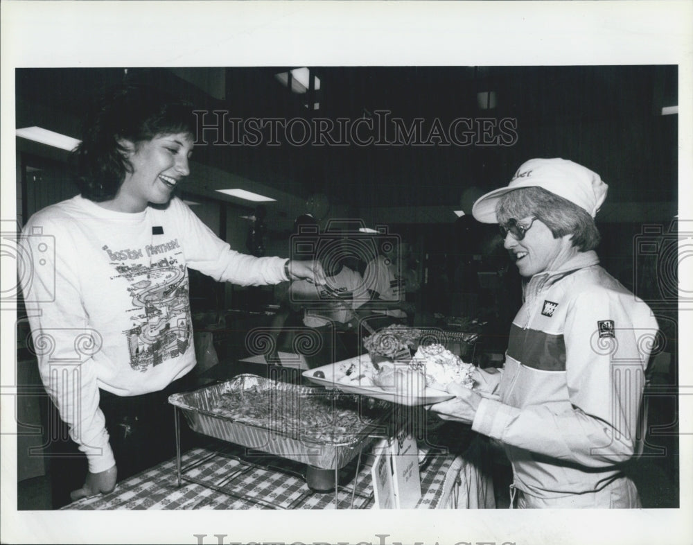 1989 Press Photo of Barb Jackson at pre- Boston Marathon pasta dinner - Historic Images