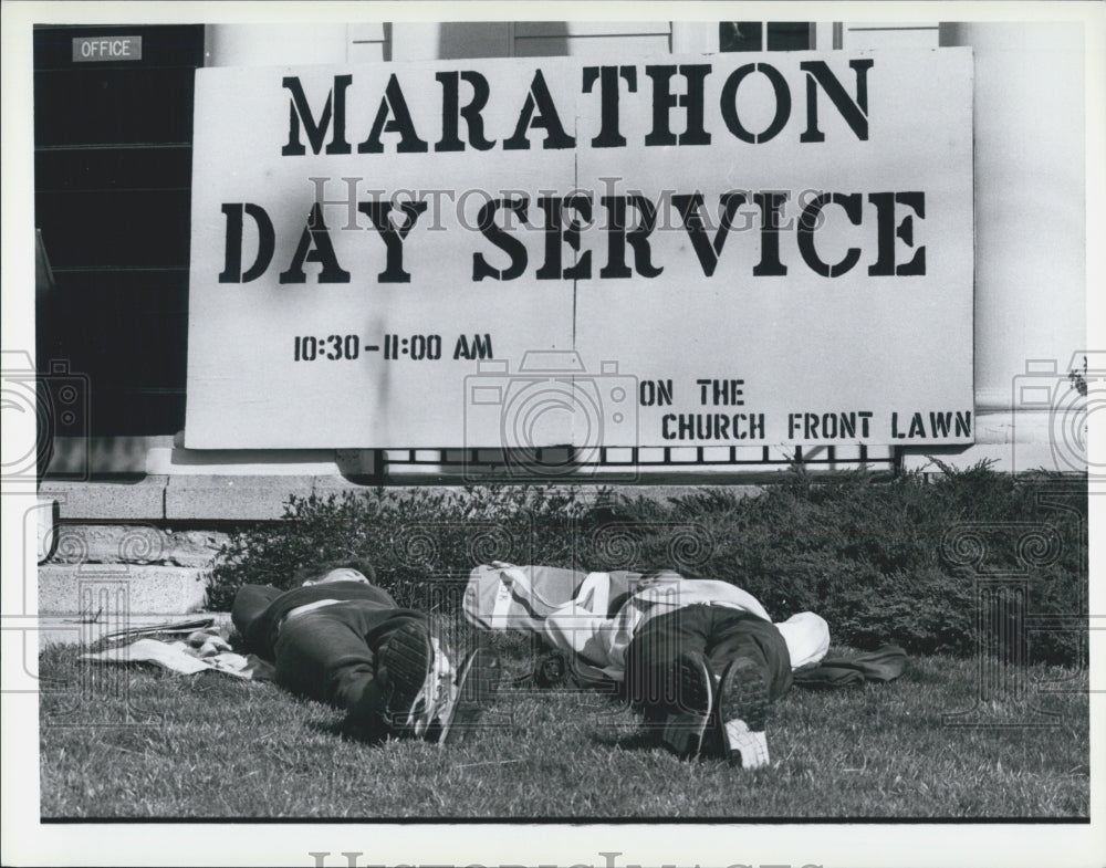 1989 Press Photo of Boston marathoners taking a break before start of race - Historic Images