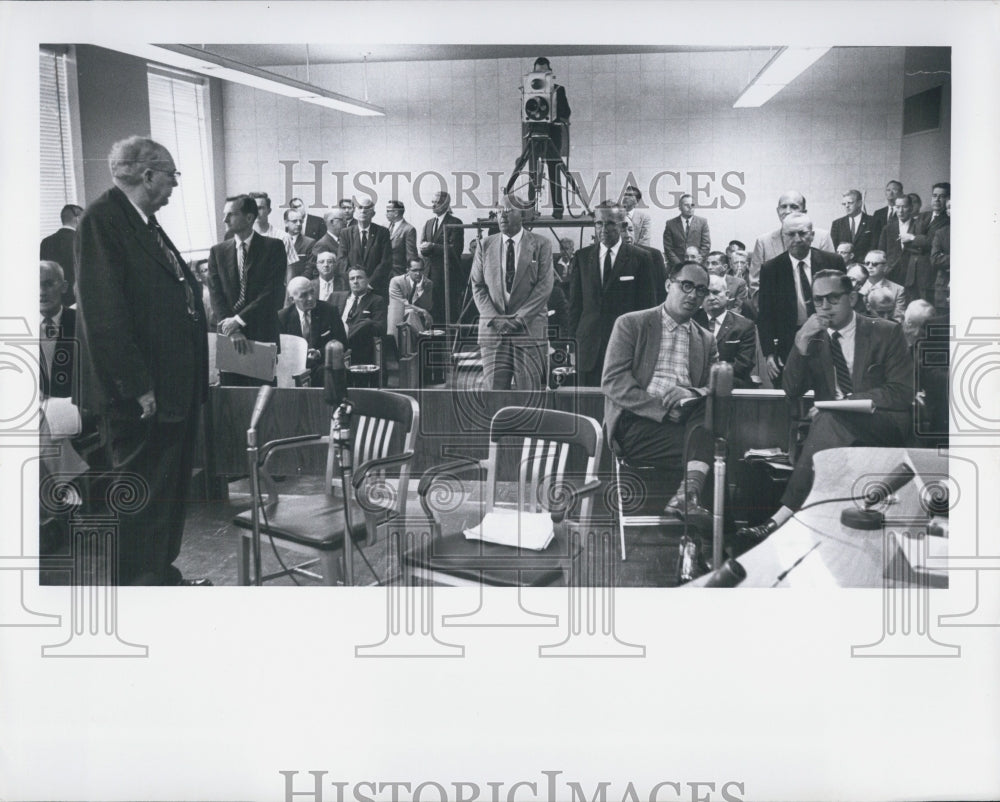 Press Photo Men in suits in meeting with huge old camera set up - Historic Images