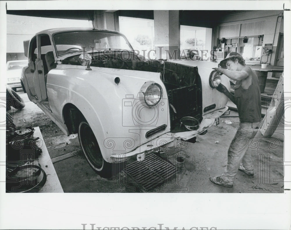 1989 Press Photo Jeff Buist Works on a Bentley Automobile - Historic Images