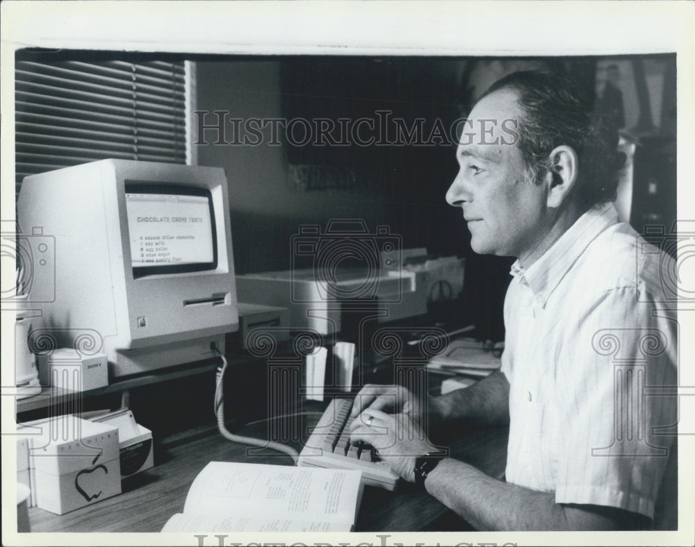 1985 Press Photo of Northwestern University&#39;s Ken Howard on home computer - Historic Images