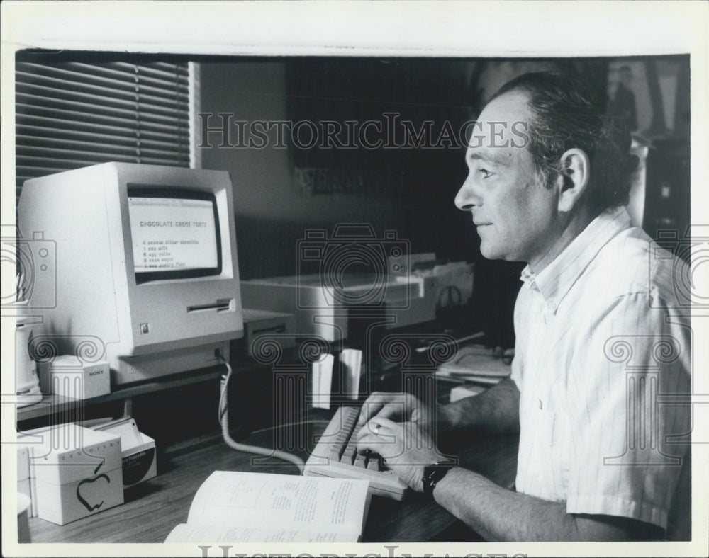 1985 Press Photo of Northwestern University's Ken Howard on home computer - Historic Images