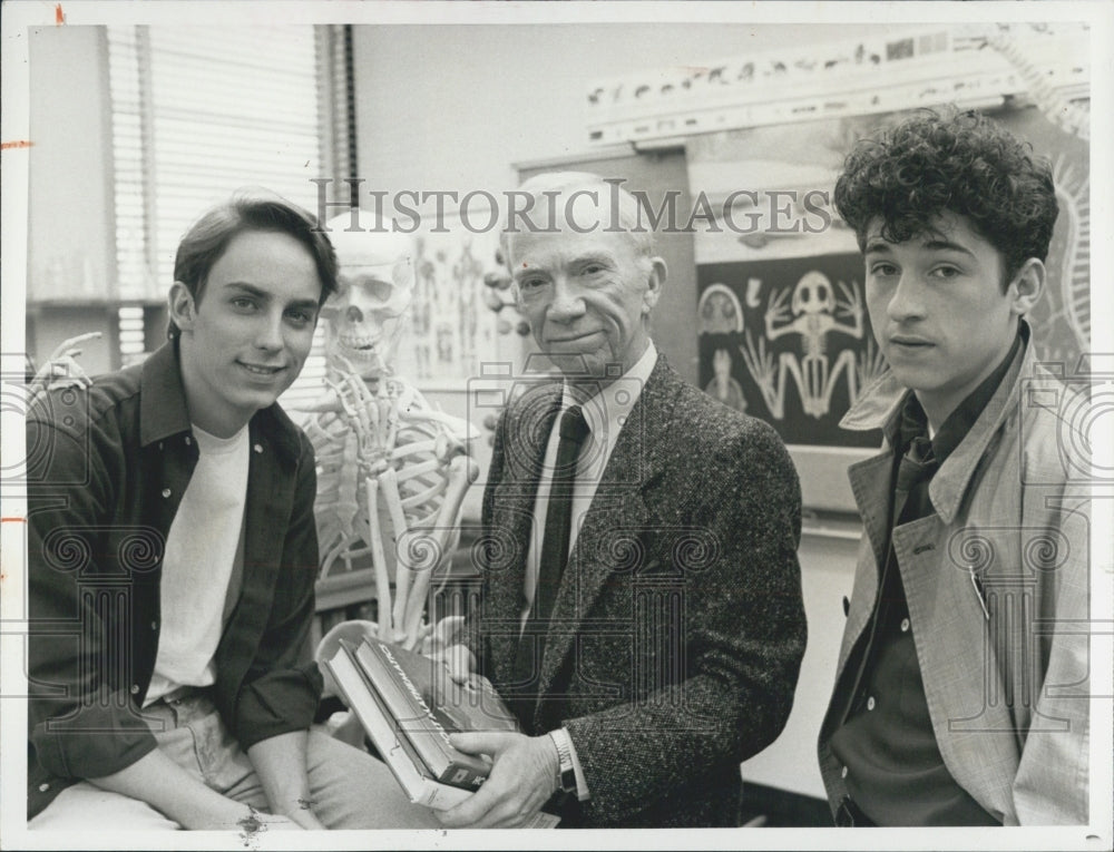 1986 Press Photo Actors Wally Ward, Ray Walston, &amp; Patrick Dempsey &quot;Fast Times&quot; - Historic Images