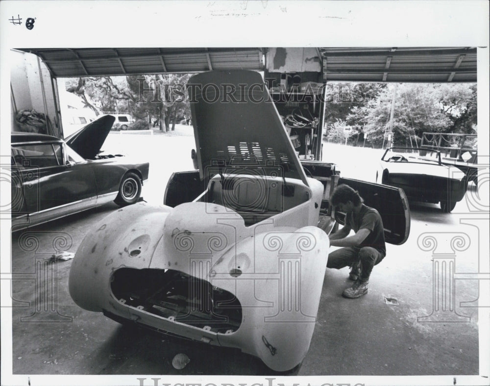 1990 Press Photo Mike Akins Working On Reconstruction Of Antique Vehicles - Historic Images