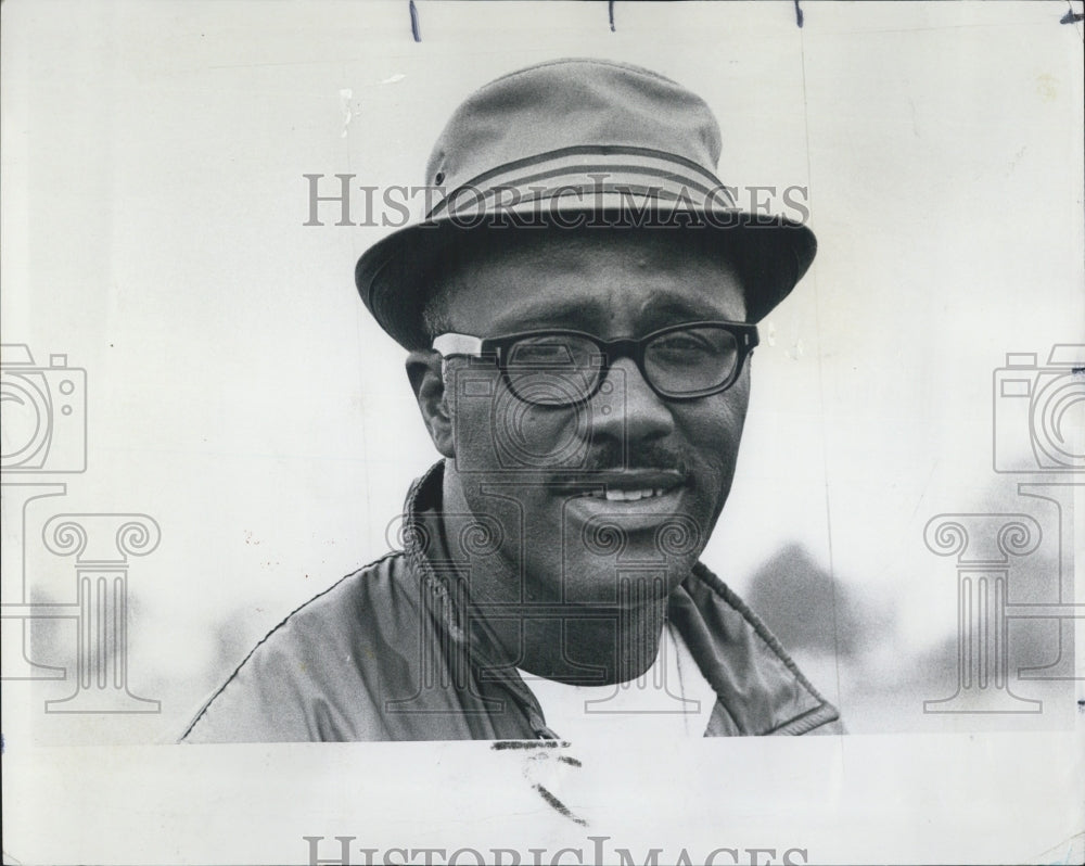 1971 Press Photo Sherman Howard, Athletic Director At Harlan High School Chicago - Historic Images