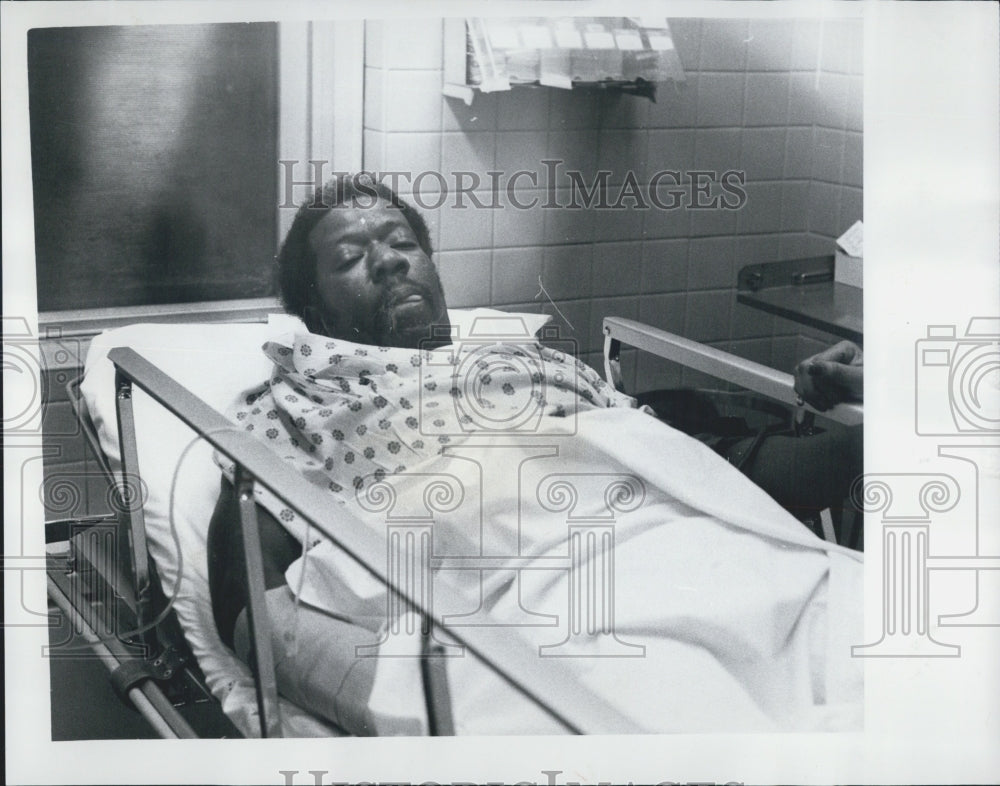 Press Photo Chicago Policeman Ivory Howard In Hospital After Being Wounded - Historic Images