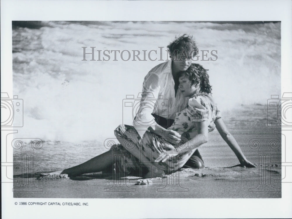 1986 Press Photo Shirley MacLaine And Charles Dance In Mini Series Out On A Limb - Historic Images