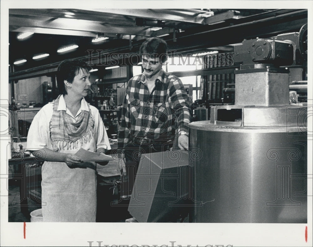 1988 Press Photo Mary Howe Sec Treasurer of Howe Corp, Electrician Andrew Ortman - Historic Images