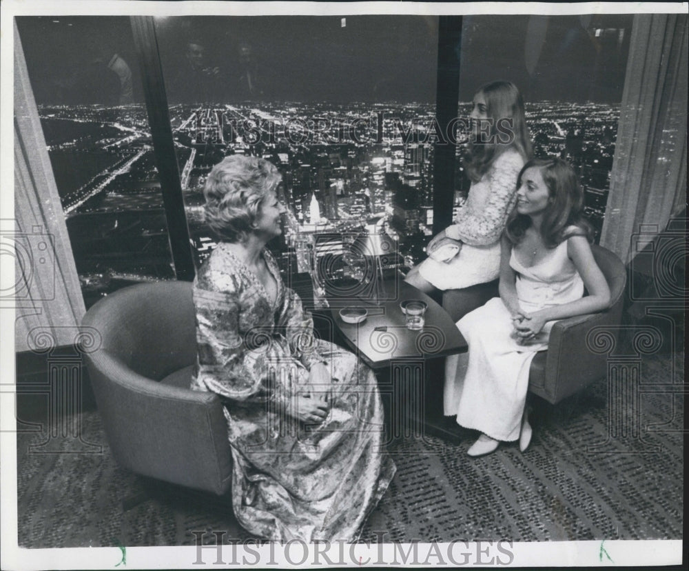 1970 Press Photo Mrs James Howard and Daughters Fund Raising Party for Boy Scout - Historic Images