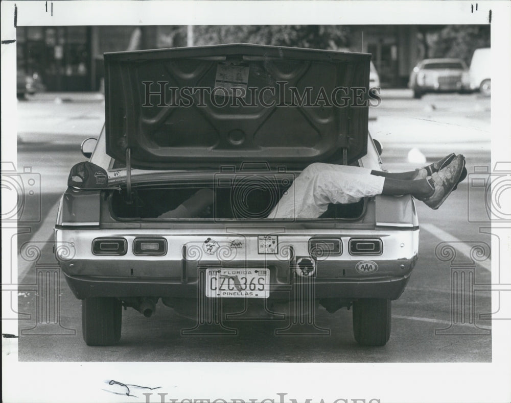 1987 Press Photo Herschel Batten repairs speaker in trunk of car - Historic Images