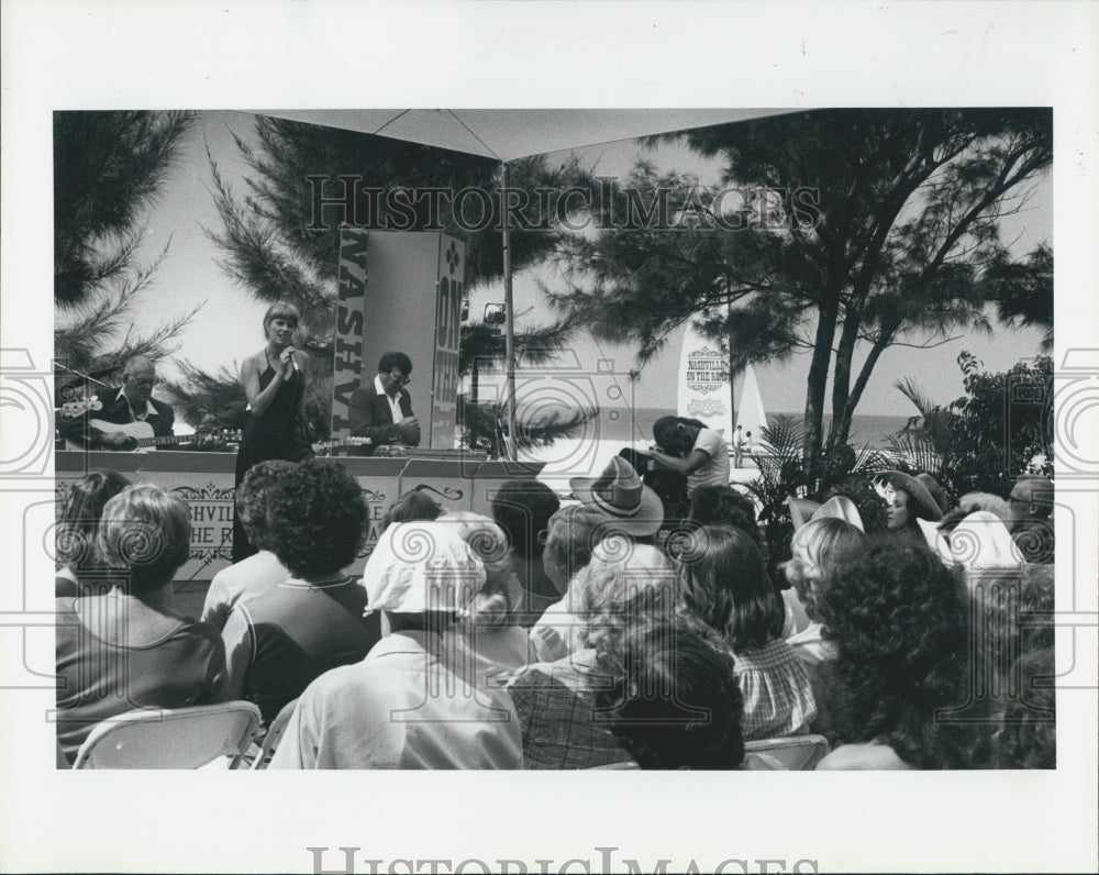 1981 Press Photo Singer Sue Powell Watched by Crowd for Nashville on the Road - Historic Images