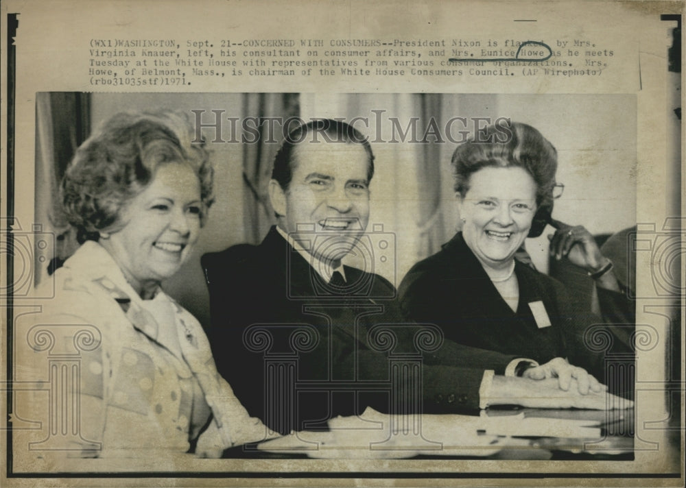 1971 President Richard Nixon, Virginia Knauer And Eunice Howe - Historic Images