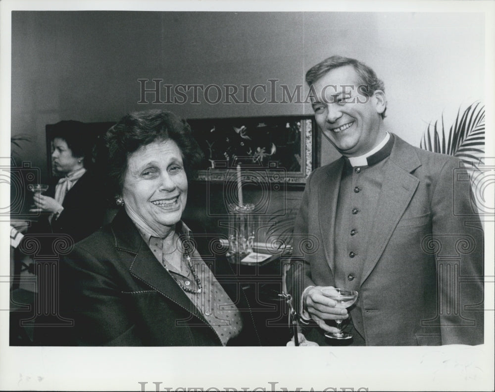 1982 Press Photo Ruth Binstock Rev. Robert Howell Rector St. Chrysoston&#39;s Church - Historic Images