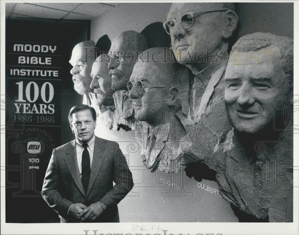 1987 Press Photo Joseph Howell, In front of head of past President . - Historic Images