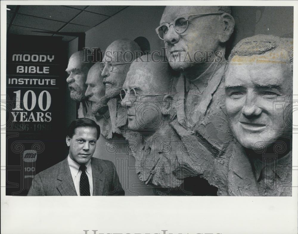 1987 Press Photo Joseph Howell in front of Arch of the past President. - Historic Images