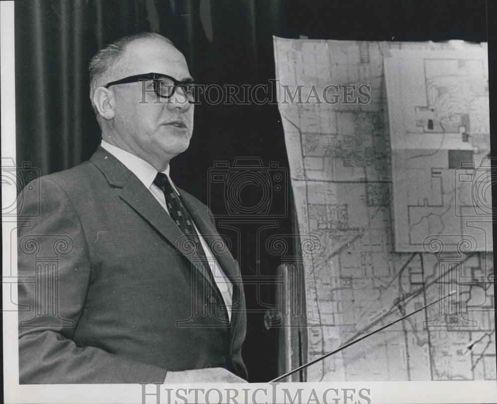 1970 Press Photo Mayor Hazelcrest Illinois E.C. Howell talks about flooding - Historic Images