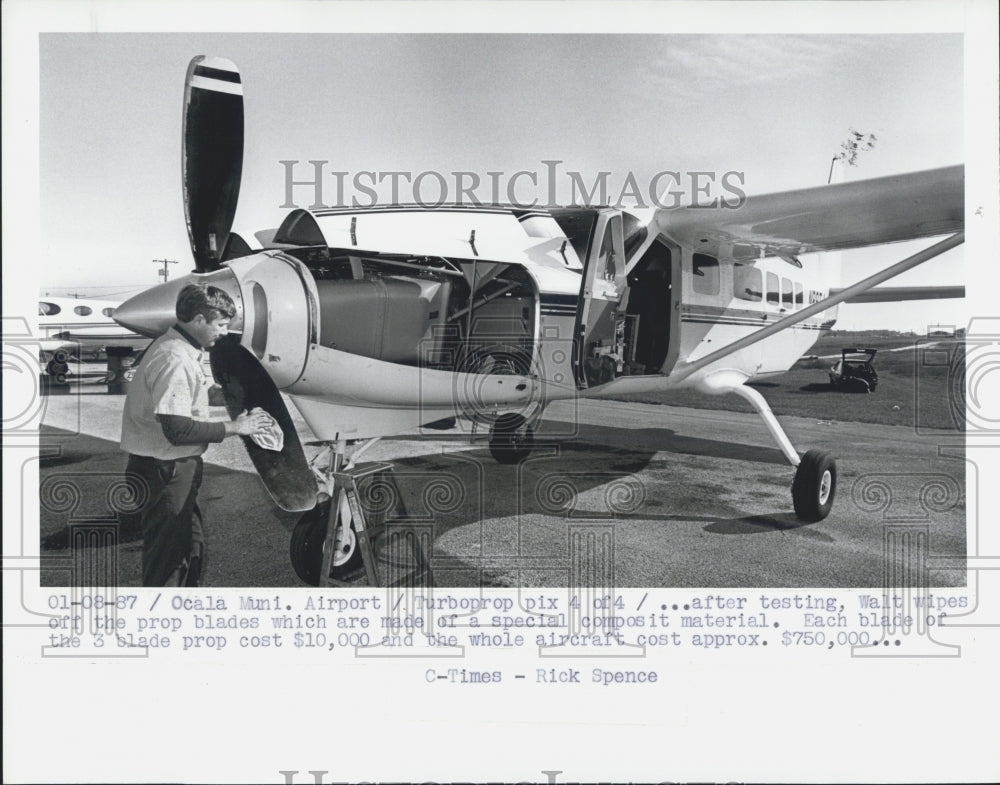 1987 Press Photo Ocala Municipal Airport testing blades of plane Cessna - Historic Images