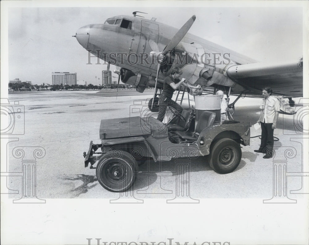 1978 Crew Readies Old Cargo Plane - Historic Images