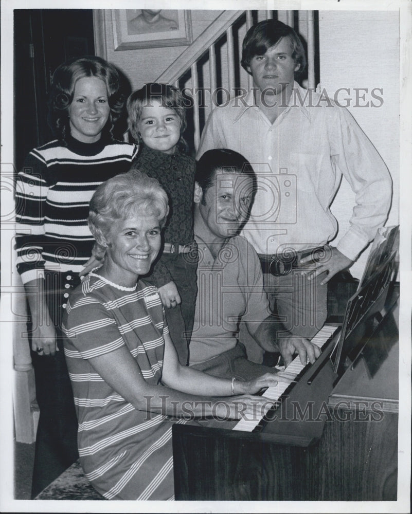 1972 JACK KIRRANE AND HIS WIFE PATRICIA WITH THIER CHILDREN. - Historic Images