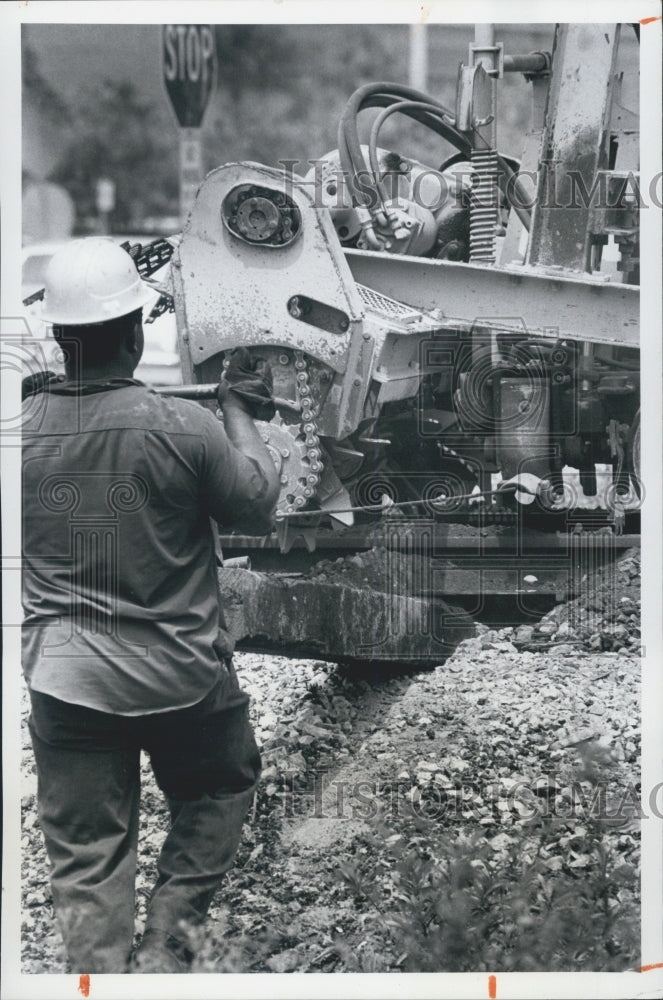 1979 Press Photo Machine Makes Tie Replacement in Railroad Easier - Historic Images