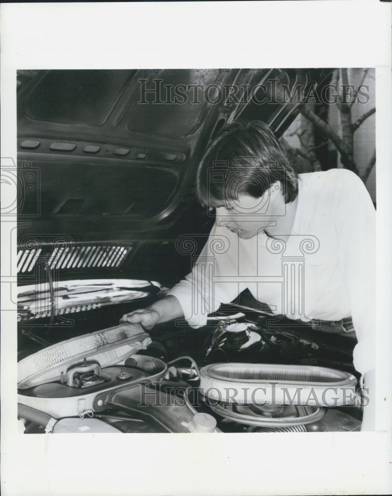 1985 Press Photo Spring Cleaning Your Cars Engine - Historic Images