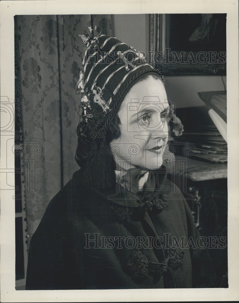 1952 Mrs. John Orndorff Makes Hats and Some Clothes For Travel - Historic Images