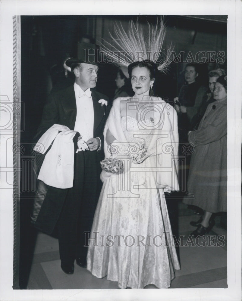 1955 Press Photo Dr. And Mrs. John Orndorff Arrive At Opera In Formal Spendor - Historic Images