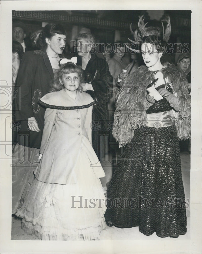 Press Photo Mrs. John Orndorff Arrives At Opera With Daughters Judy and Alice - Historic Images