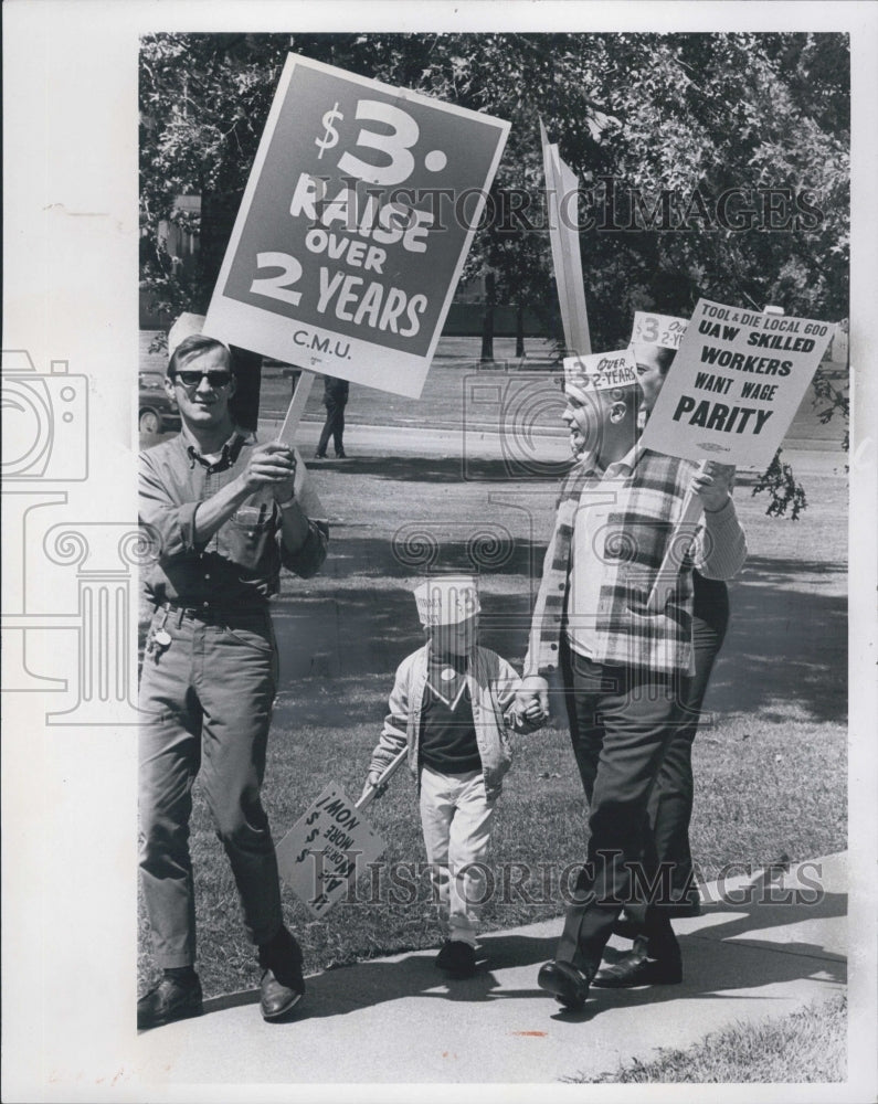 1967 Pickets at Ford Central Office - Historic Images