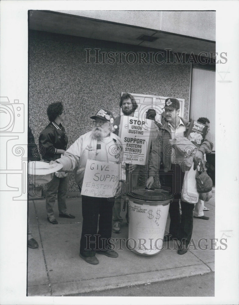 1989 Press Photo Collecting Money &amp; Food - Historic Images