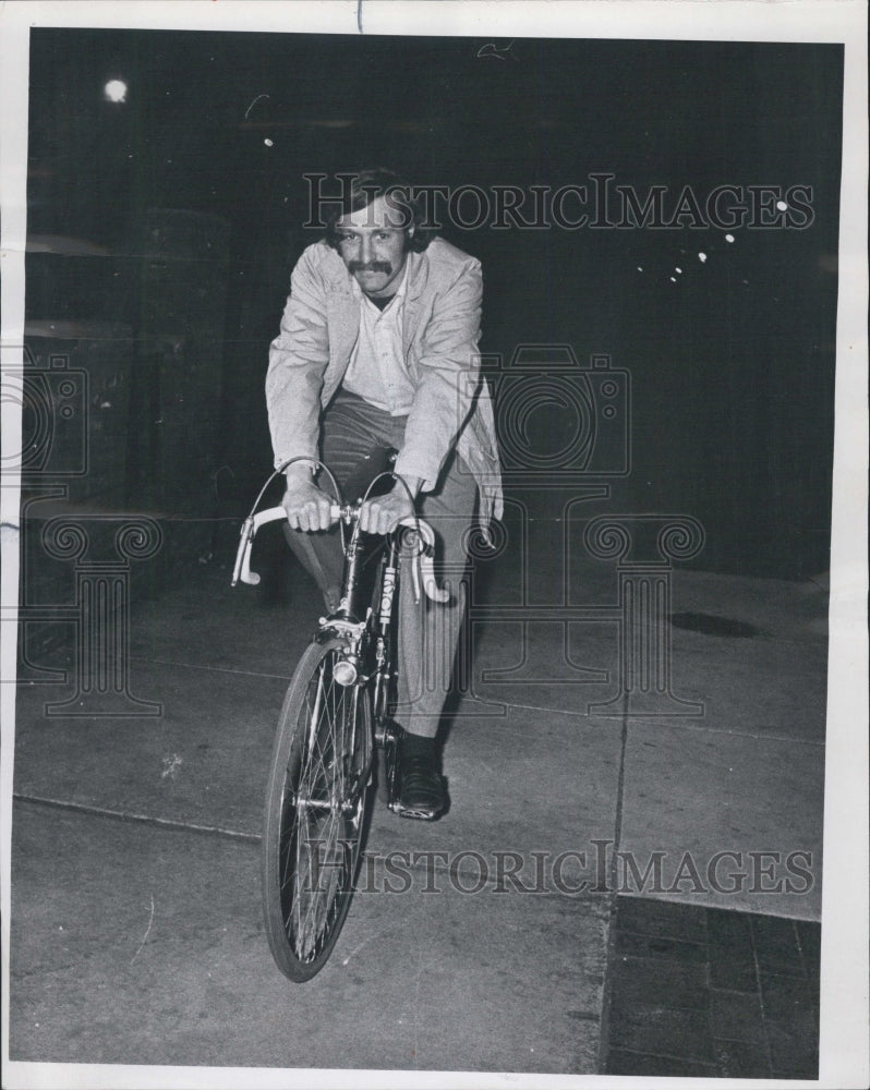 1971 Cyclist Roger Ostrom Rush Hour Traffice - Historic Images