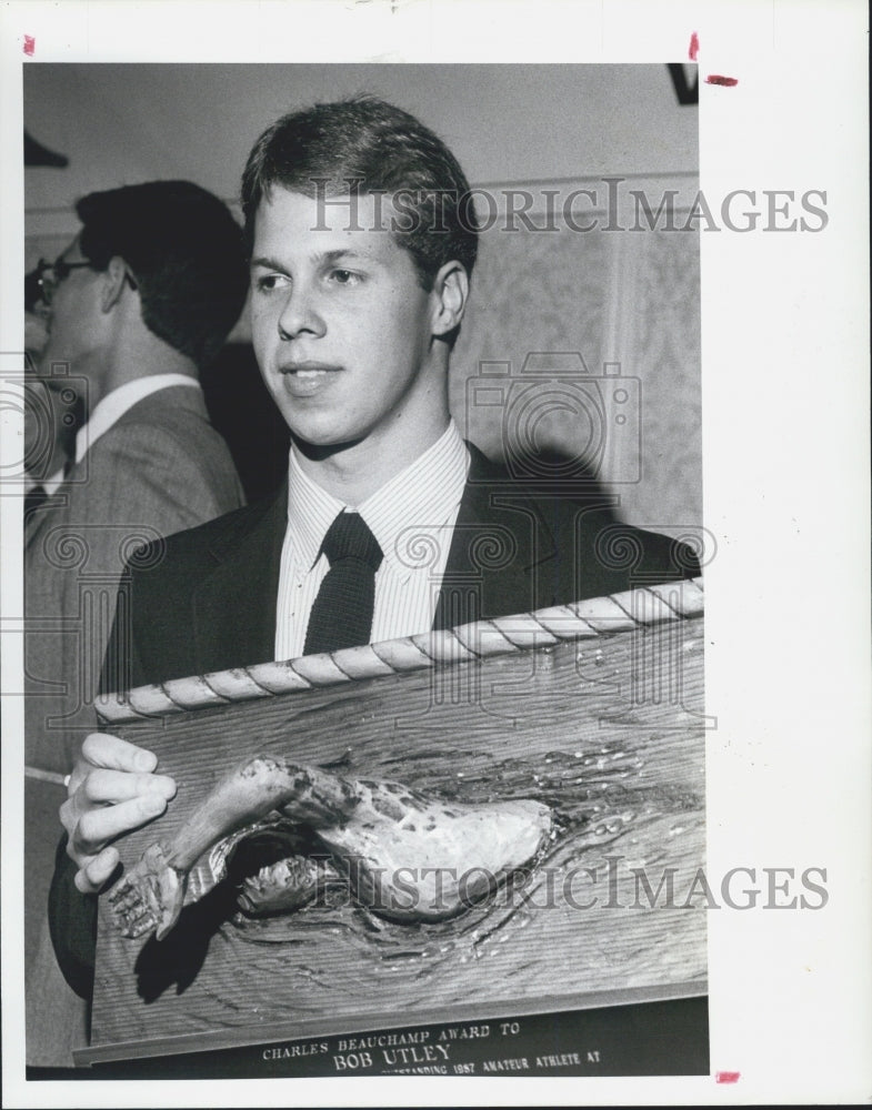 1988 Press Photo Utley Holding Charles Beauchamp Award - Historic Images