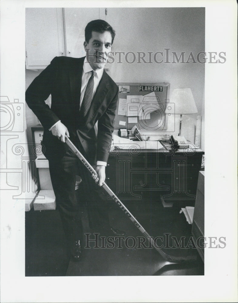 1989 Press Photo Marty Nee Poses Hockey Stick State House - Historic Images