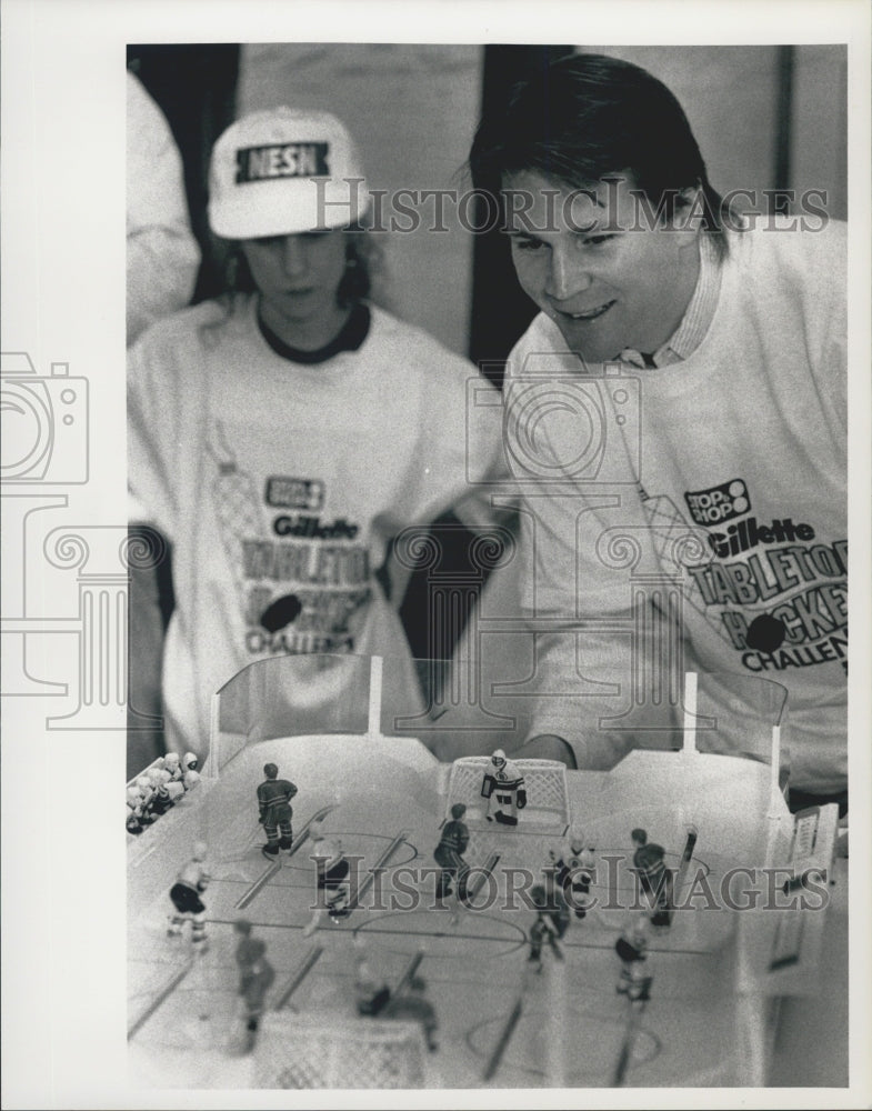 1992 Press Photo Andy Moog Boston Bruins Goalie Toy Hockey Game Barrett&#39;s Rest. - Historic Images