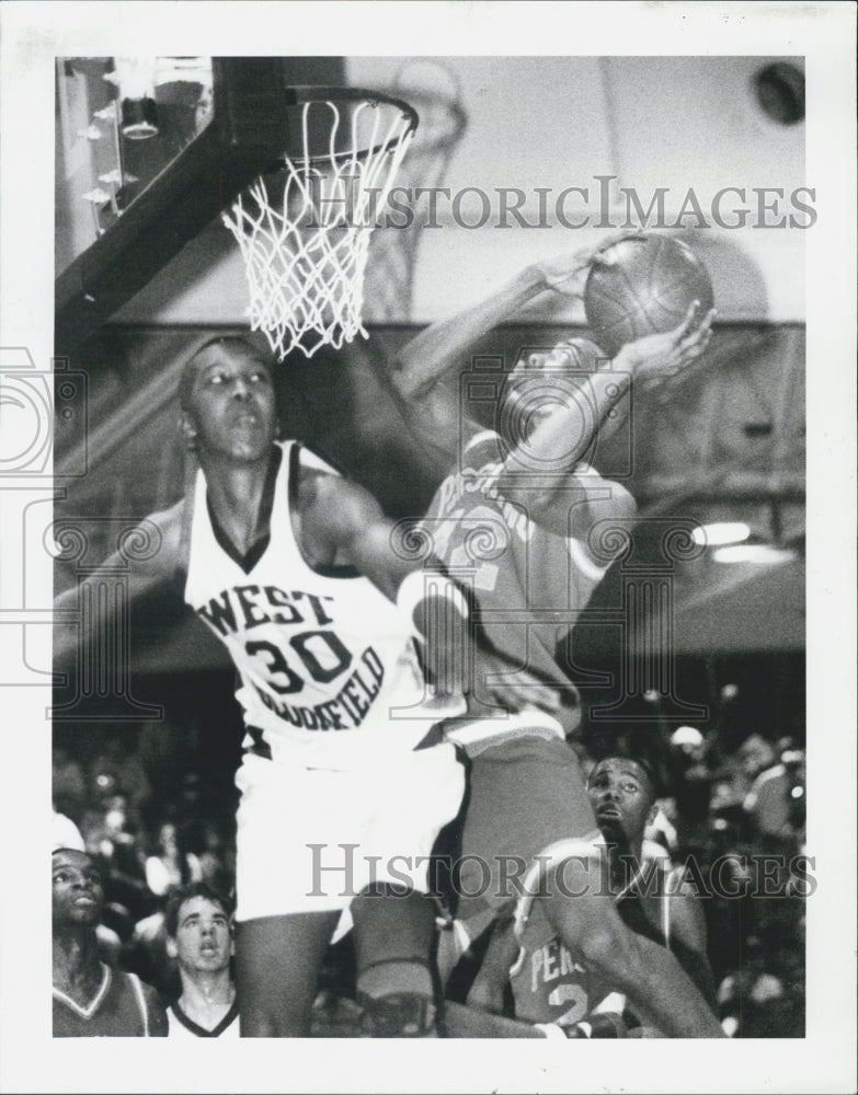 1993 Press Photo Carlos Williams makes basket on Carig Curry after foul - Historic Images