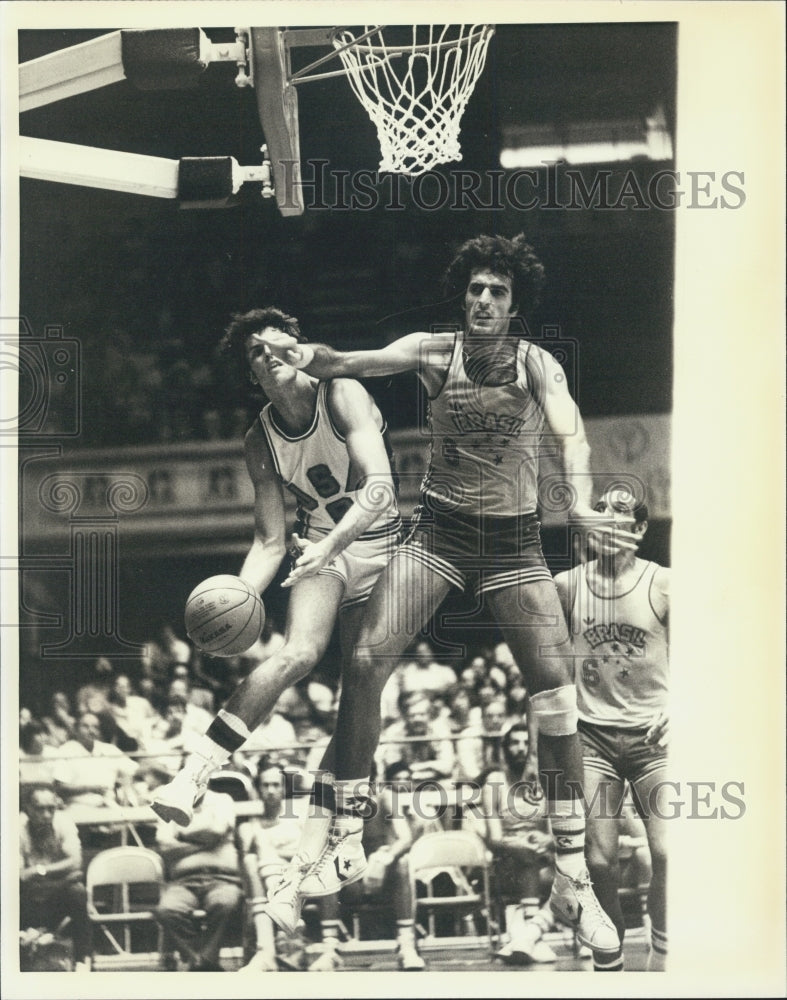 1979 Press Photo USA&#39;s Danny Vrates guarded closely by Brazil&#39;s Marcos Leite - Historic Images