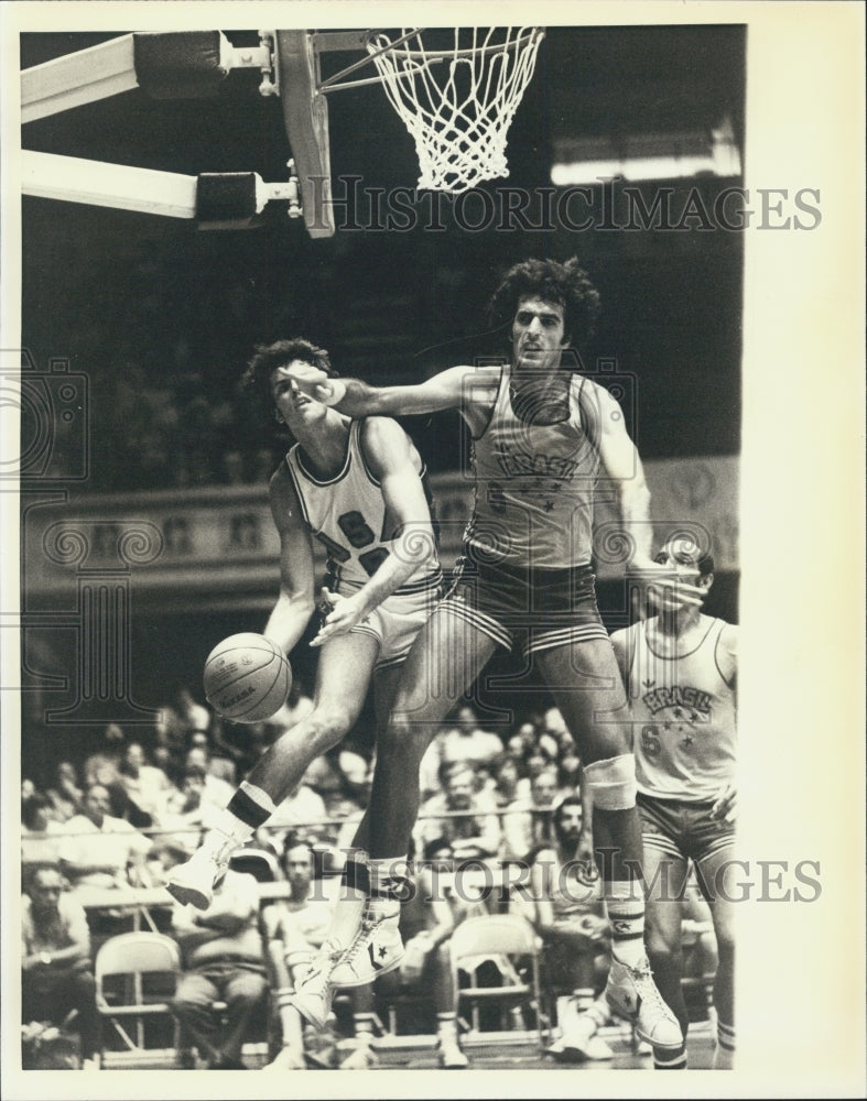 1979 Press Photo USA's Danny Vrates guarded closely by Brazil's Marcos Leite - Historic Images