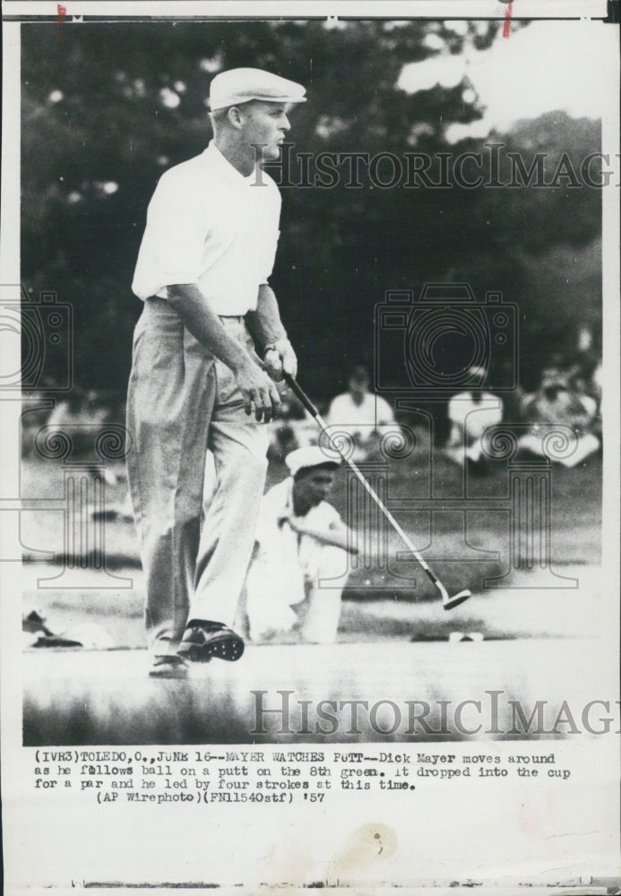 1957 Dick Mayer Follows The Ball On Putt On 8th Green In Toledo OH - Historic Images