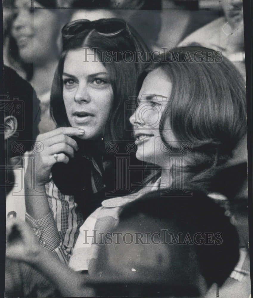 1972 Mrs Ruck Reichardt And Mrs Terry Forster Chat At Game In Fox Pk - Historic Images