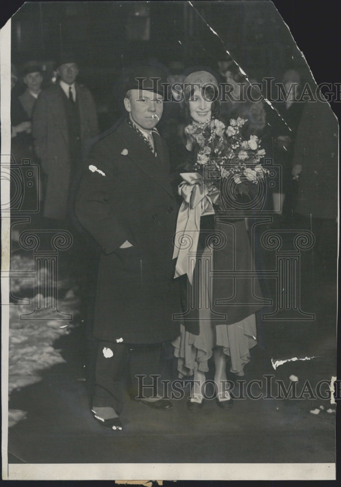 1930 Press Photo Gus Sonnenberg Pro Wrester Bride With Dozen Roses - RSG42629 - Historic Images