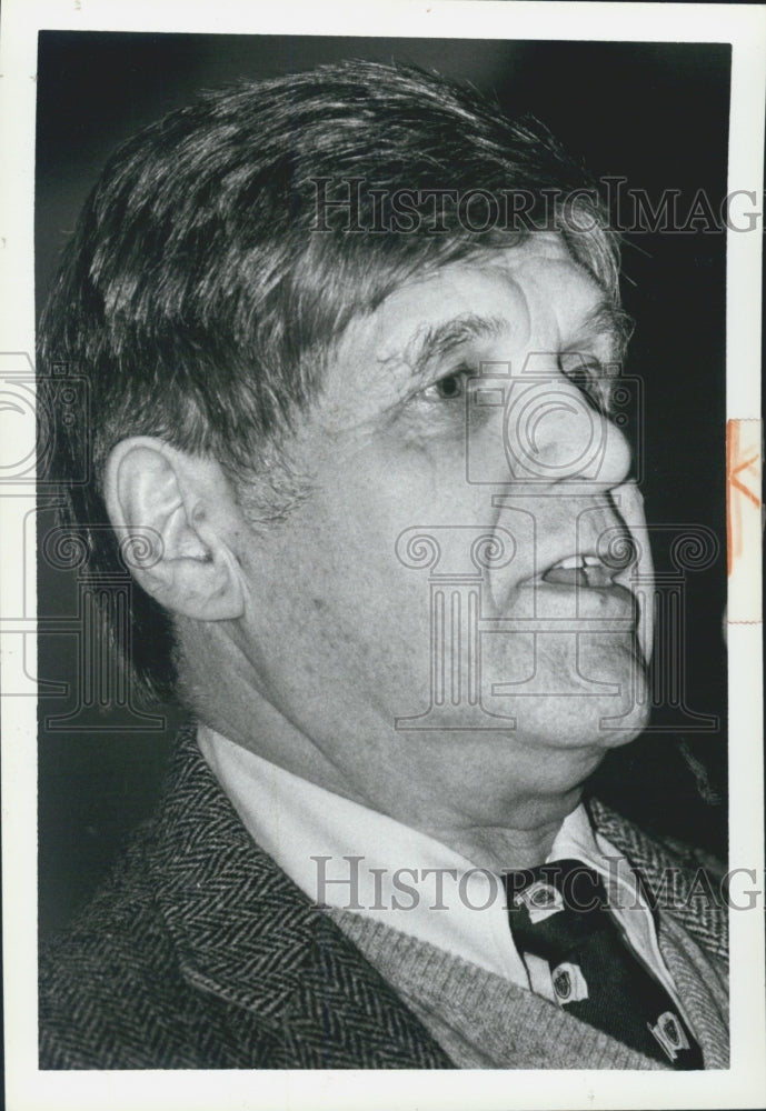 Press Photo Len VEglarsk BC in business suit speaking - Historic Images