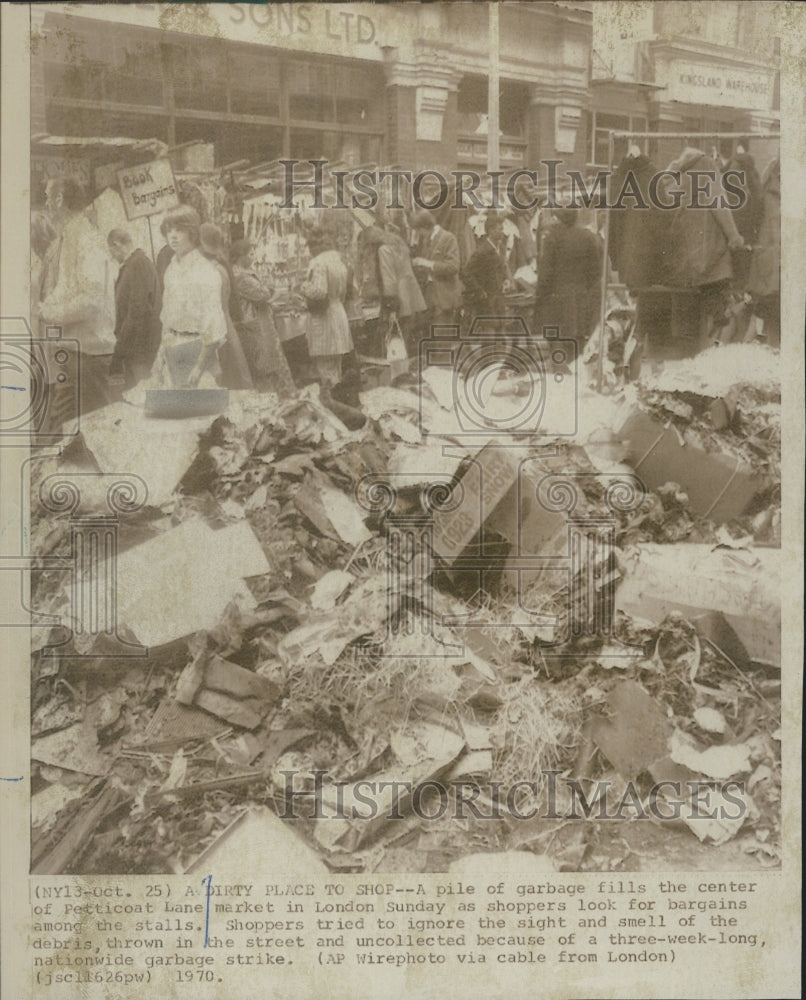 1970 Press Photo garbage fill Petticoat Lane Market London - Historic Images