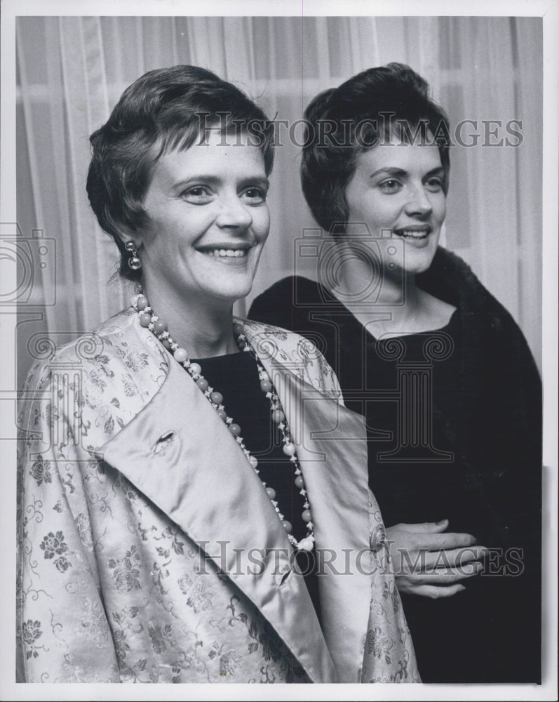 1962 Press Photo Mrs. Richard Kiley and Mrs. Richard Kuhn - Historic Images