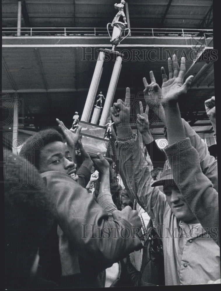 1969 Press Photo Col. Jack Reiley mayors office presents trophy Kennedy Team - Historic Images